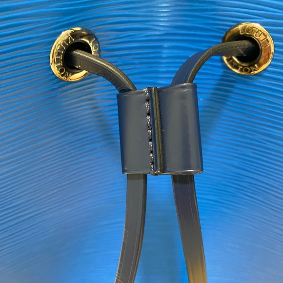 Authentic Louis Vuitton NeoNoe MM Epi Bucket Bag (M55935) - Picture 11 of 16